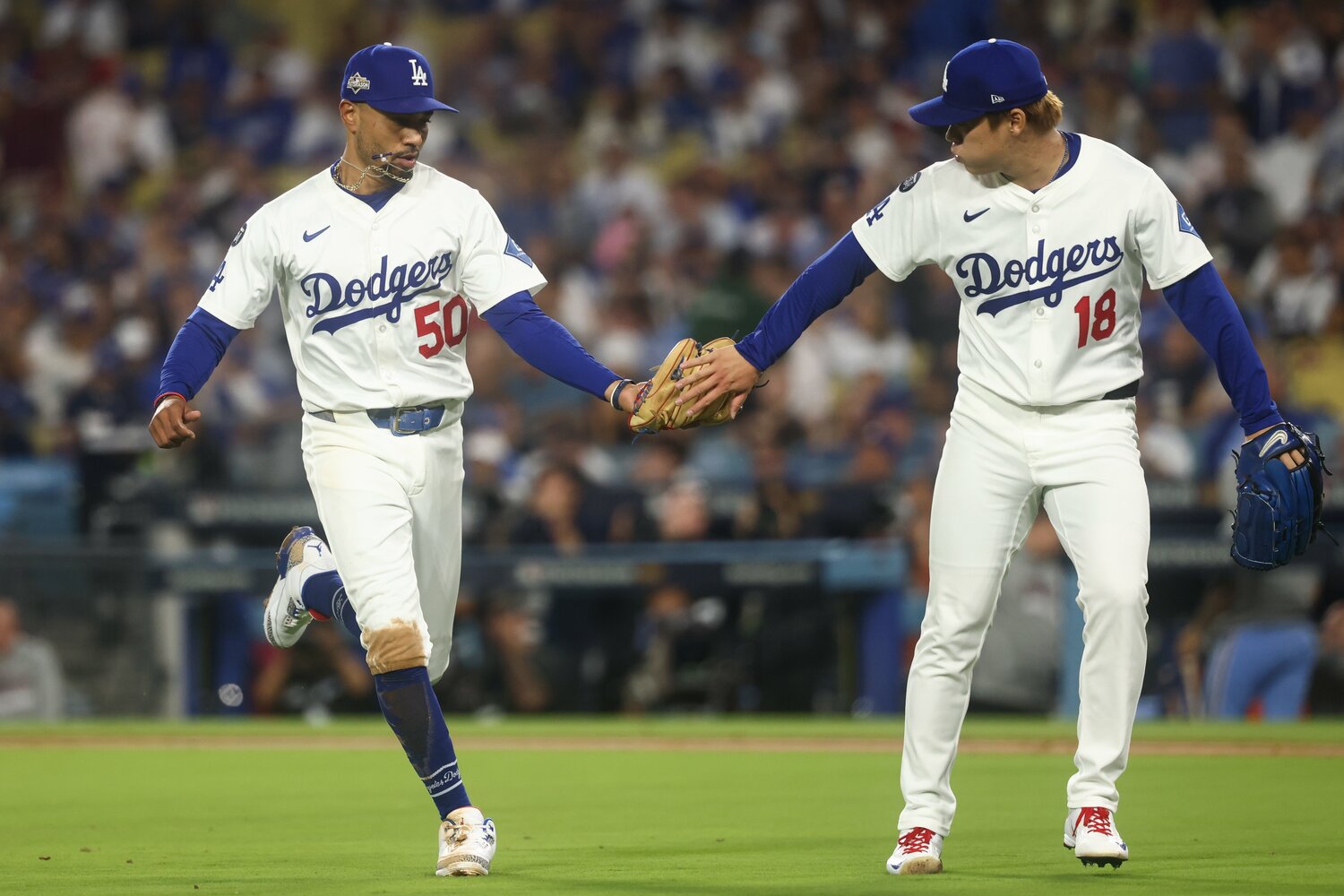 山本由伸ら投手陣を華麗な守備でサポートするムーキー・ベッツ　©︎Getty Images