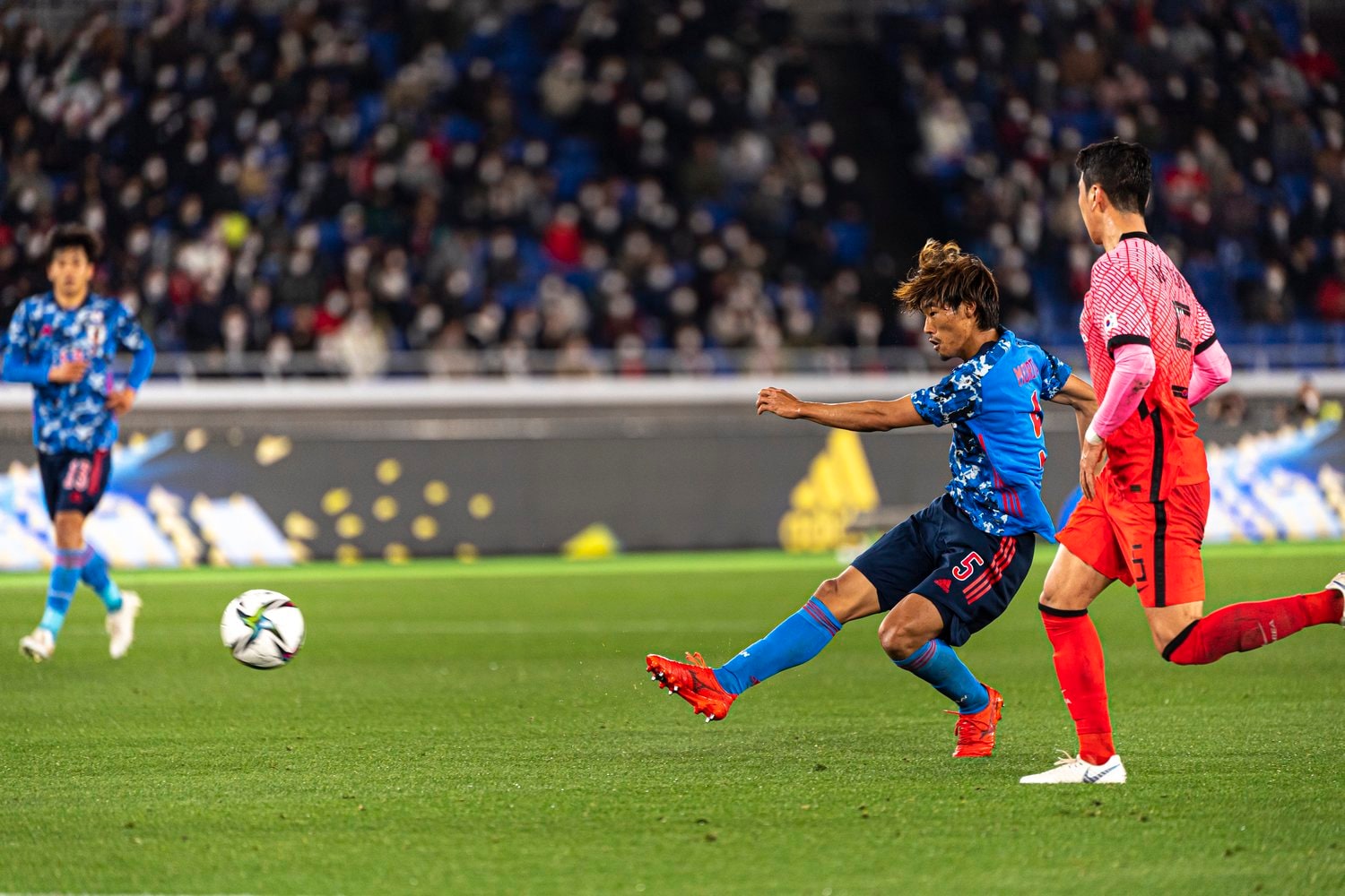 日韓戦での守田©JMPA