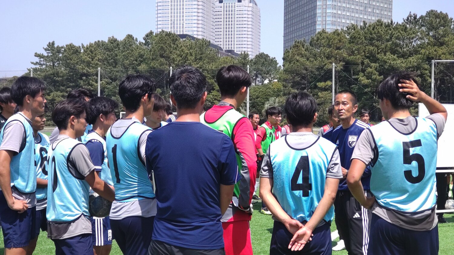 S級コーチ講習会で指導実践を行うヴァンフォーレ甲府の大塚真司ヘッドコーチ　©JFA