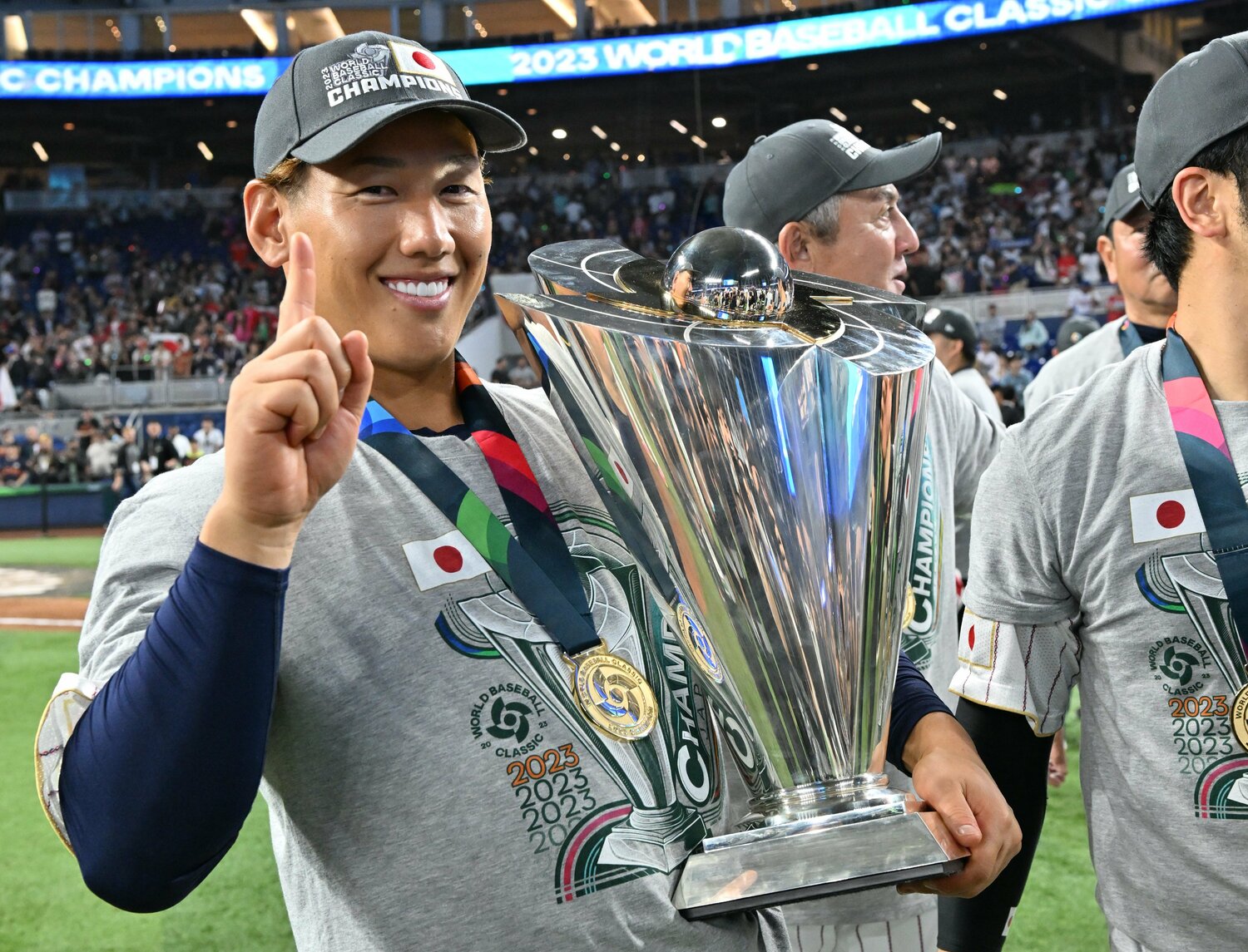 優勝トロフィーを抱く吉田正尚　©Naoya Sanuki