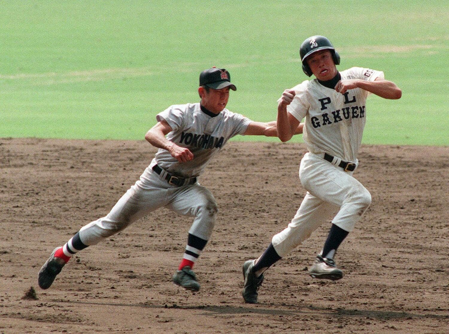 古畑はピックオフプレー（投手、捕手、野手が連携して走者の虚をつきアウトにするプレー）により、一、二塁間で挟まれアウトに　©JIJI PRESS