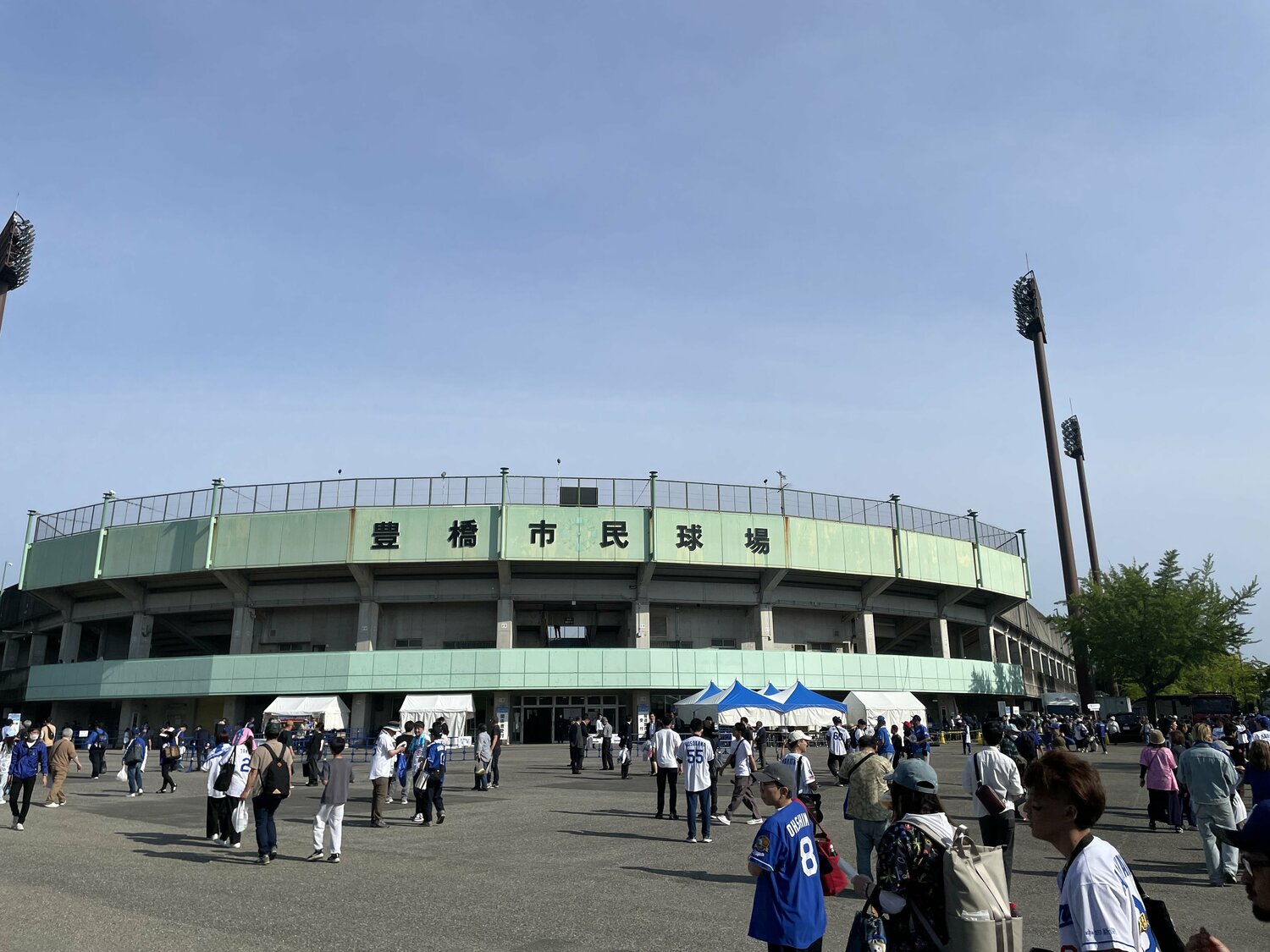 5月13日、豊橋市民球場での中日対ヤクルト戦。火曜日の昼過ぎ、16時の開場を待つファンでにぎわっていた