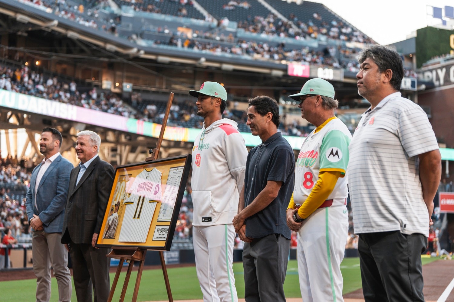 ダルビッシュ日米204勝のセレモニーには、野茂英雄（右端）の姿も　©Getty Images