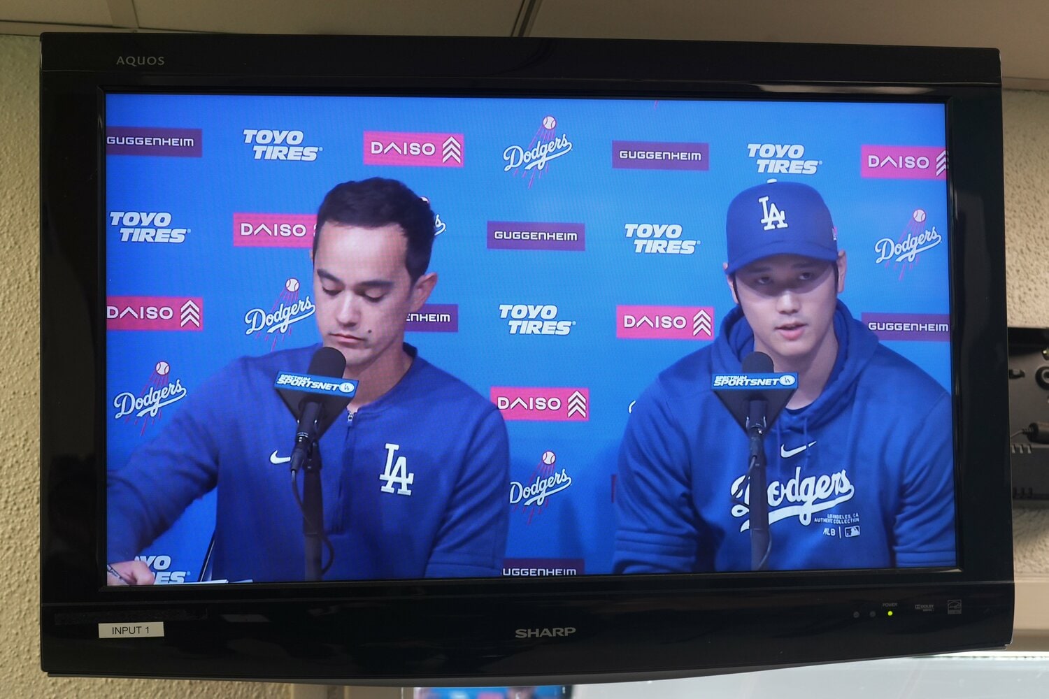 水原一平氏の違法賭博関与の問題について声明を発表した大谷翔平。左はウィル・アイアトン通訳　©︎JIJI PRESS