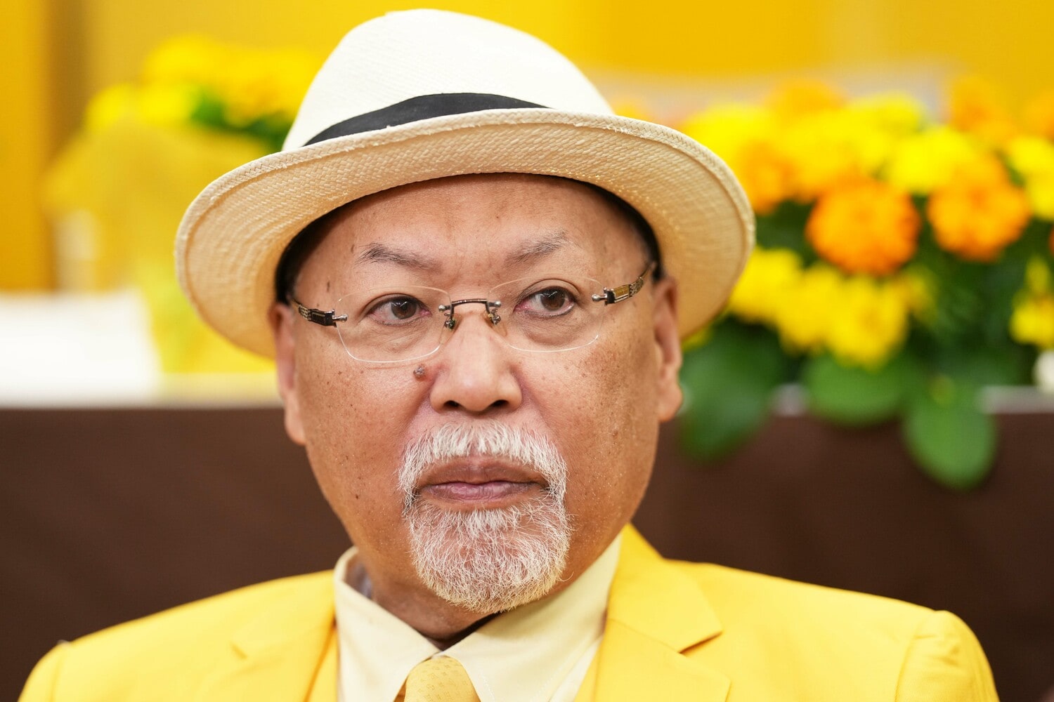 黄色いスーツを着て会見に臨んだロッシー小川　©Essei Hara