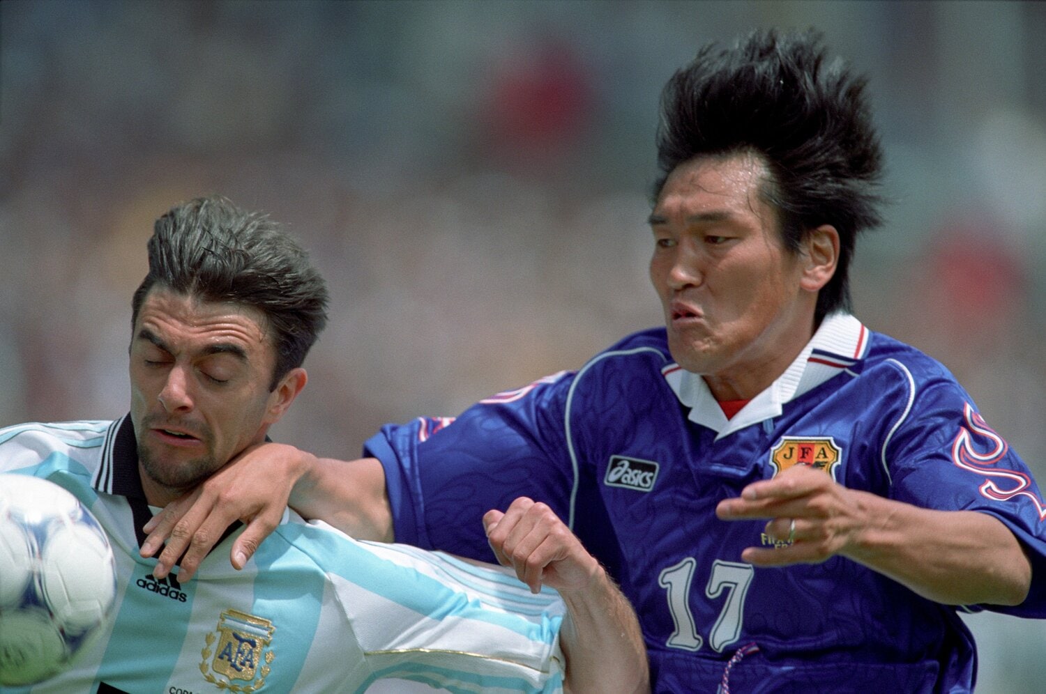 1998年のフランスW杯アルゼンチン戦。クラウディオ・ロペスと競り合う秋田豊　©Naoya Sanuki/JMPA