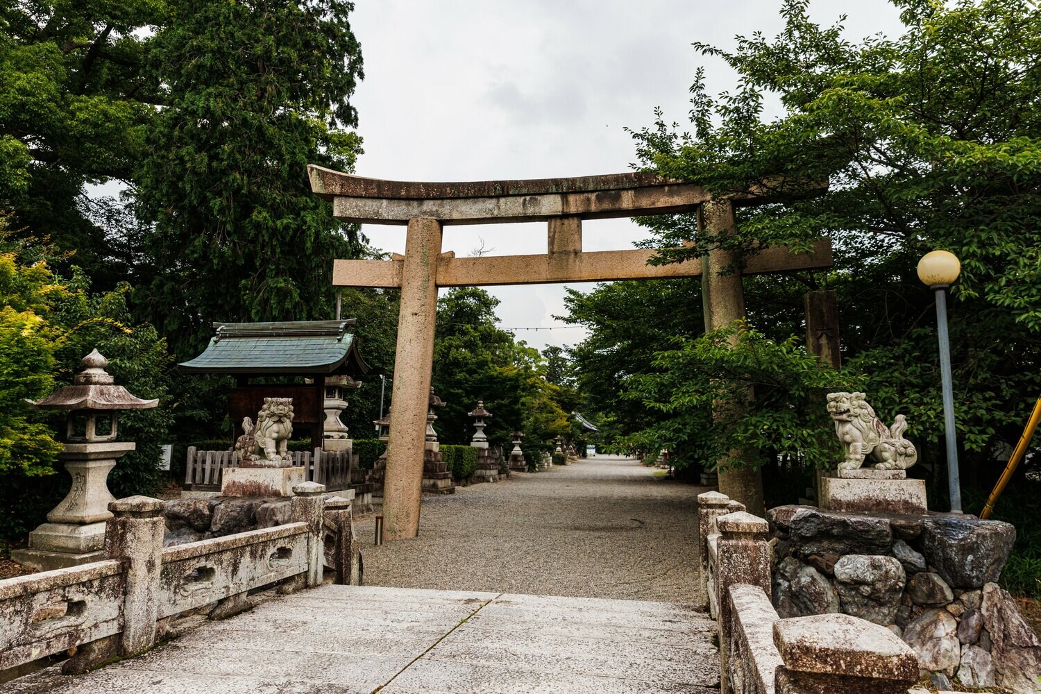 701年創建と伝わる大宝神社。栗東駅の西側は小さな門前町として古い歴史があるようだ
