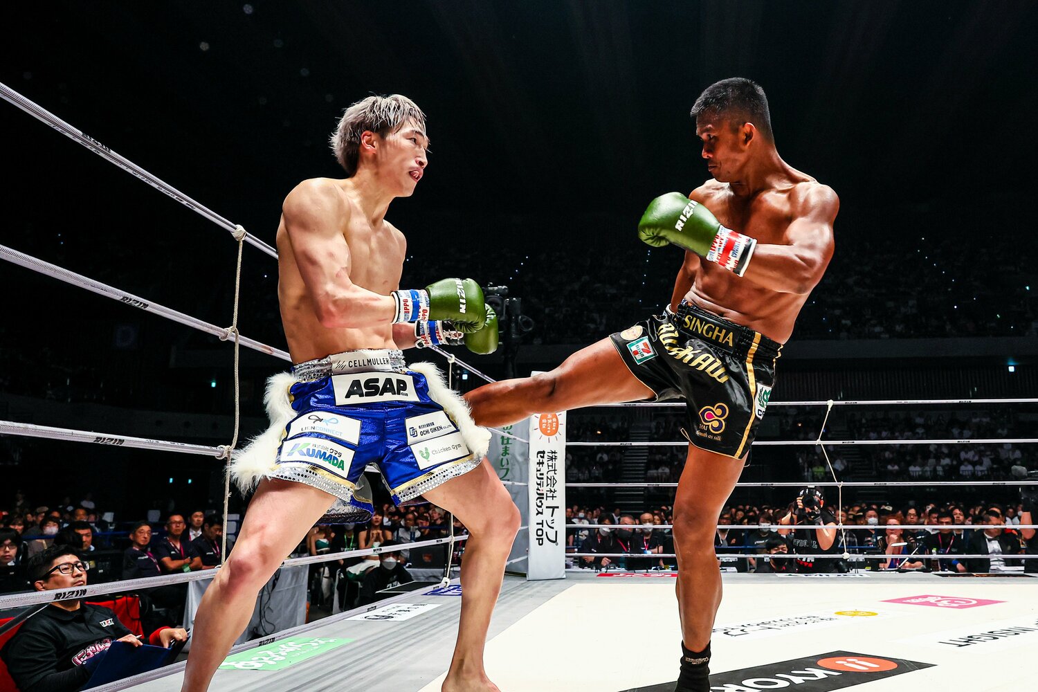 安保の攻撃をかわして蹴りをヒットさせるブアカーオ。後半はペースを握った ©RIZIN FF Susumu Nagao