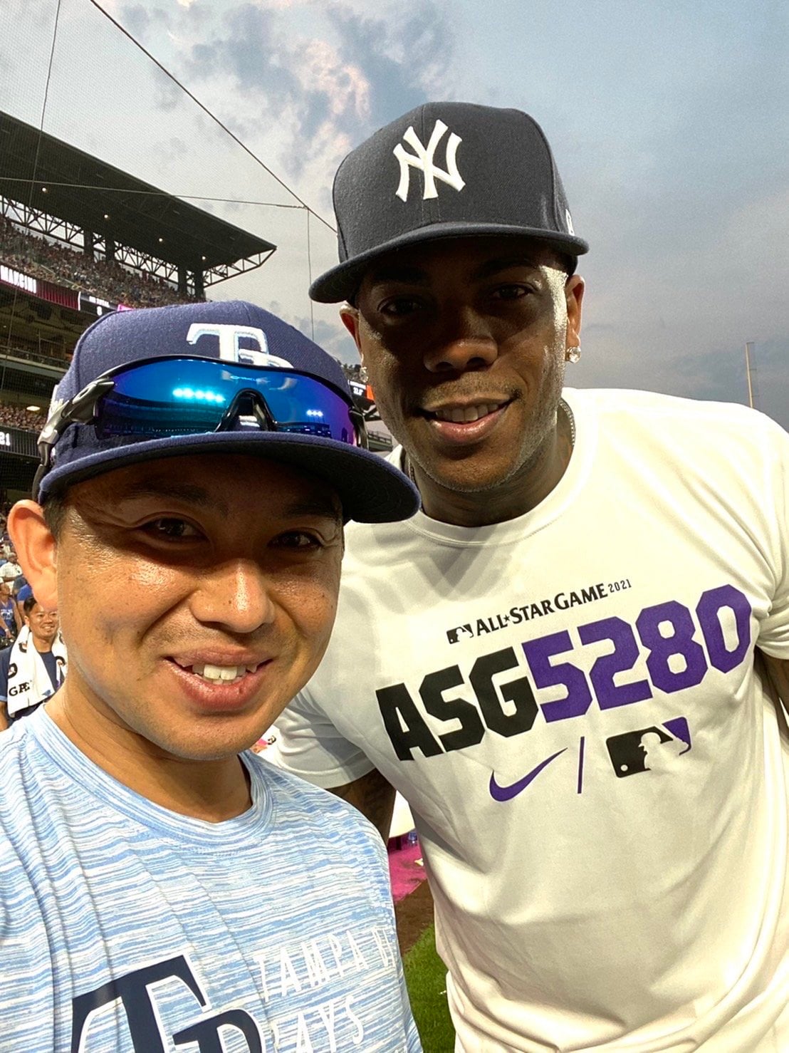 ヤンキースのチャップマンと佐野さん（本人提供）