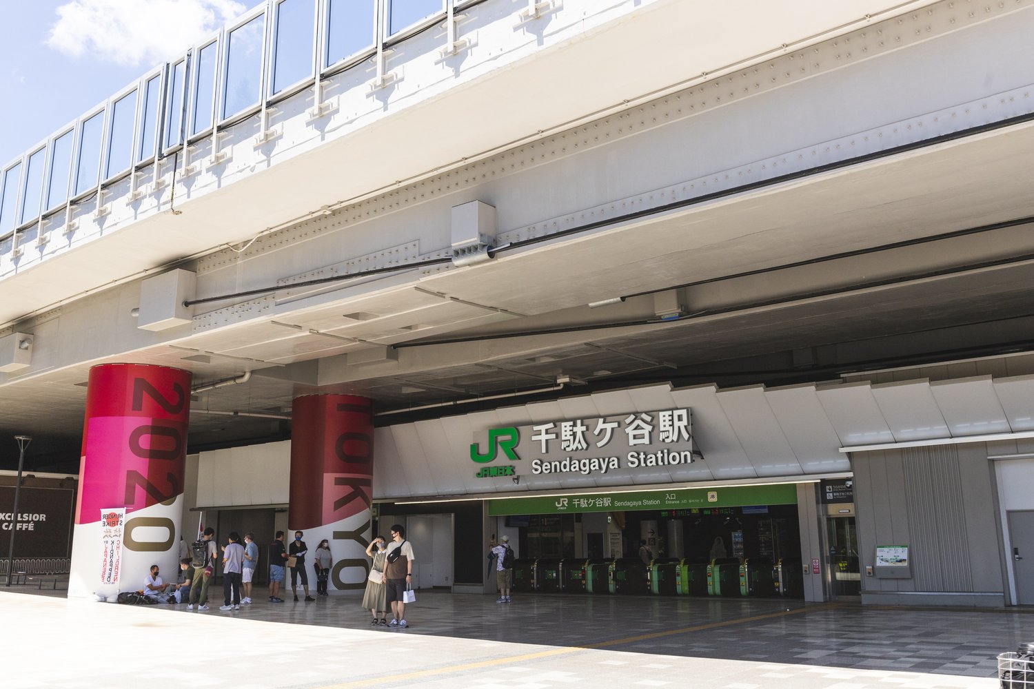 改札口を出ると、頭上に首都高新宿線が走っている