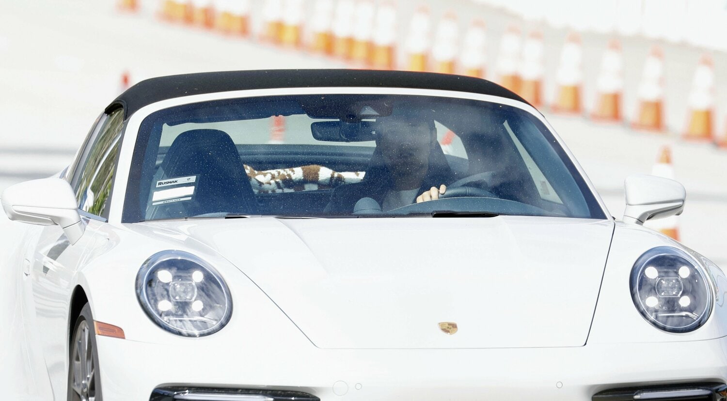 ポルシェを自ら運転し、ドジャー・スタジアムに到着した大谷翔平（写真は会見前日の現地3月24日）　©KYODO