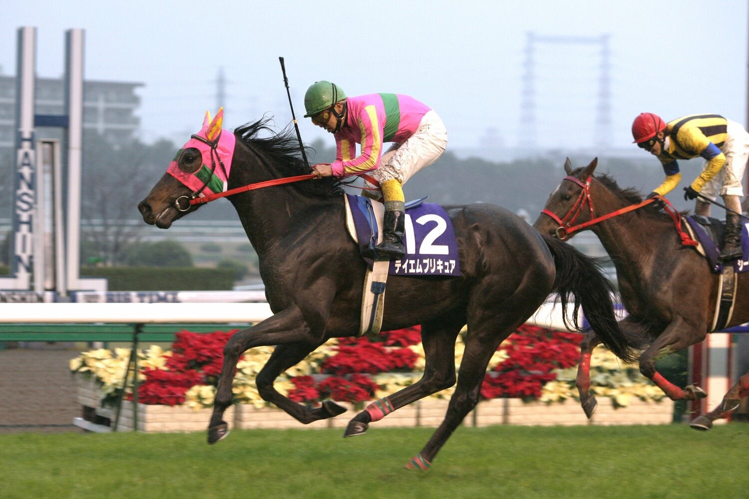 2005年の阪神ジュベナイルフィリーズを制したテイエムプリキュアと熊沢重文　©AFLO