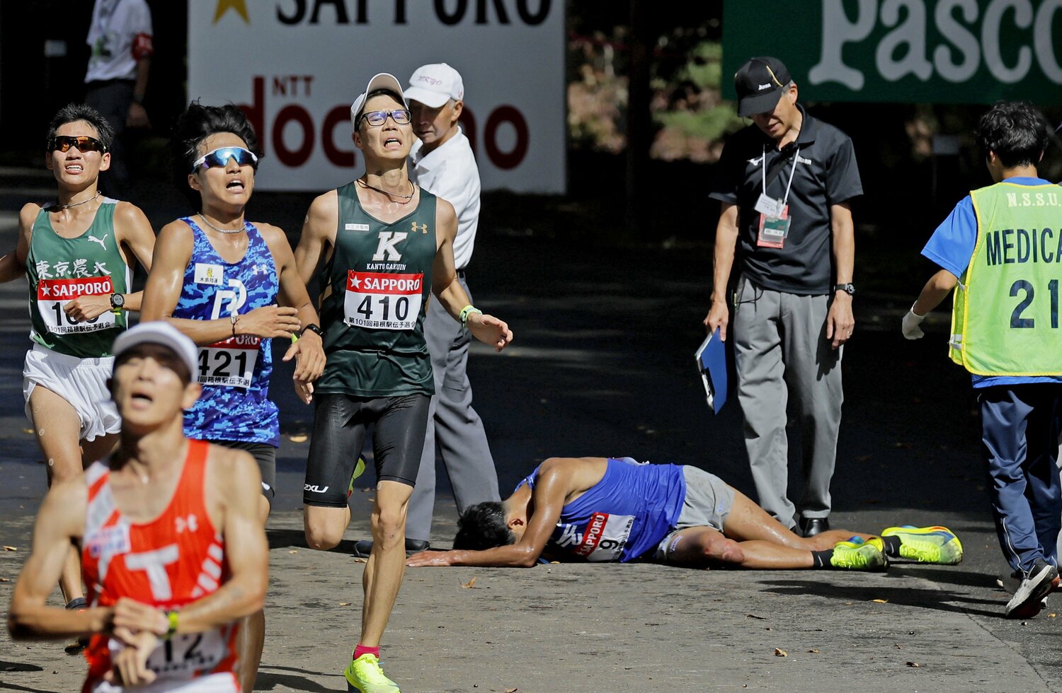 ゴール直前で倒れ込み、棄権となった東海大のロホマン・シュモン　©Sankei Shimbun