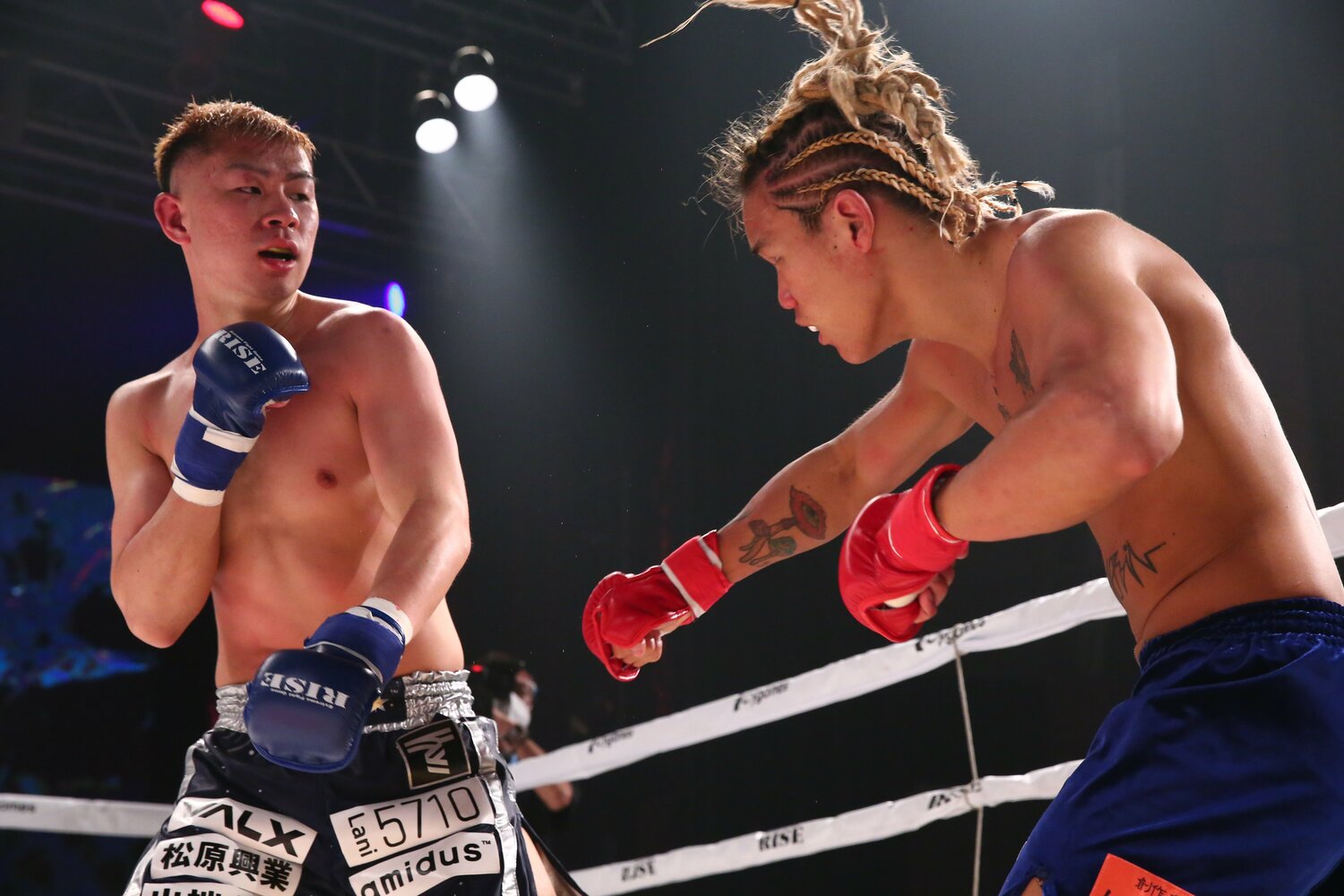 ボクシンググローブより薄く、裸拳に近いOFGマッチに活路を見出したYA-MAN（左）。写真の山口侑馬戦では鮮烈なKO勝ちを収めた　©RISE