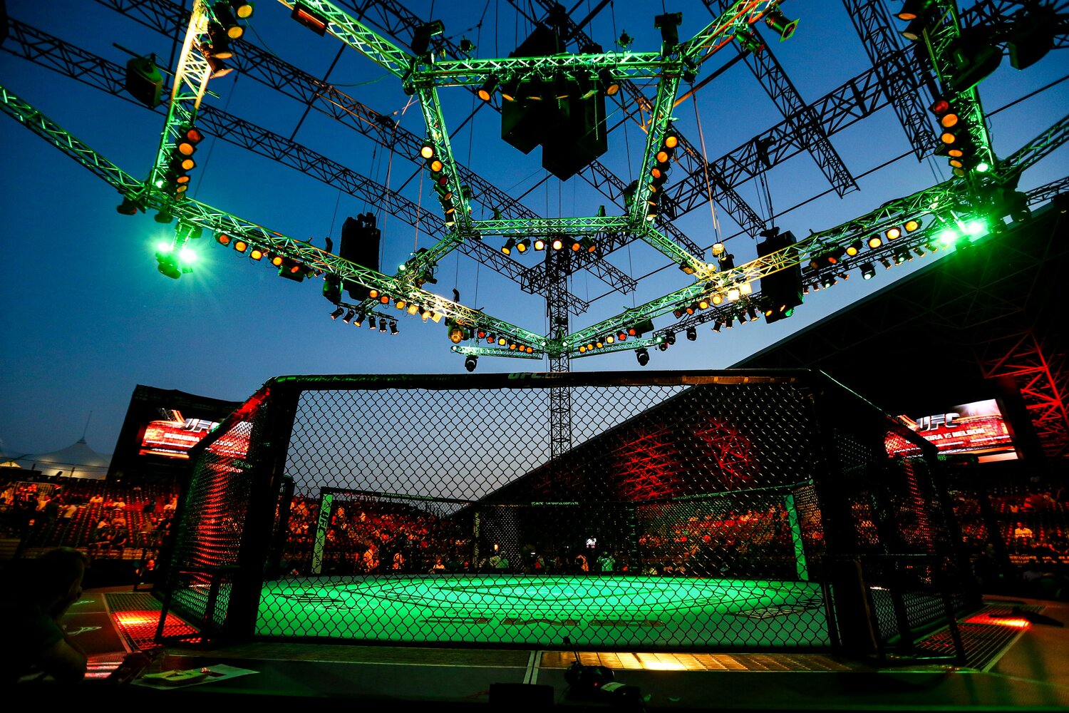 UAE・アブダビのduアリーナに設置されたUFCのオクタゴン