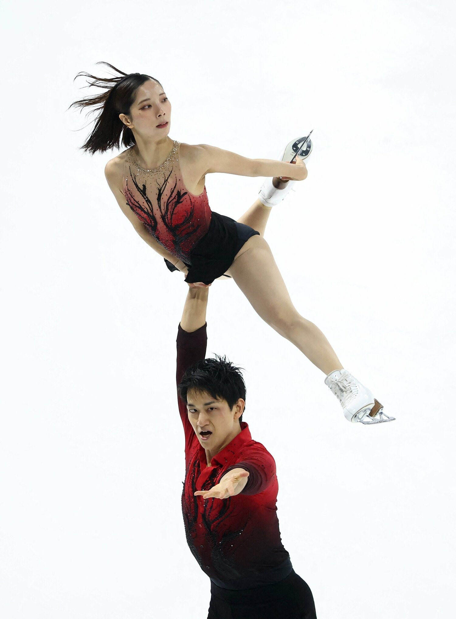 昨年から継続したSP「黒く塗れ」は、より完成度の高いプログラムに　©AFLO