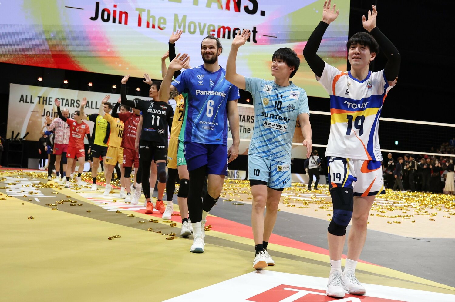 ファンに手を振る選手たち。今季から大阪ブルテオンに加入したブリザール（6番）も祭典を楽しんだ　©︎SV.LEAGUE