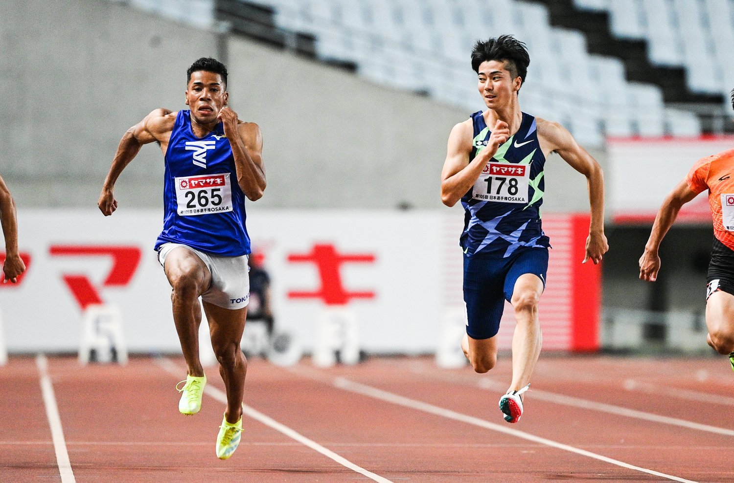 日本選手権100m予選を走るデーデー（左）と多田（右）　©Asami Enomoto