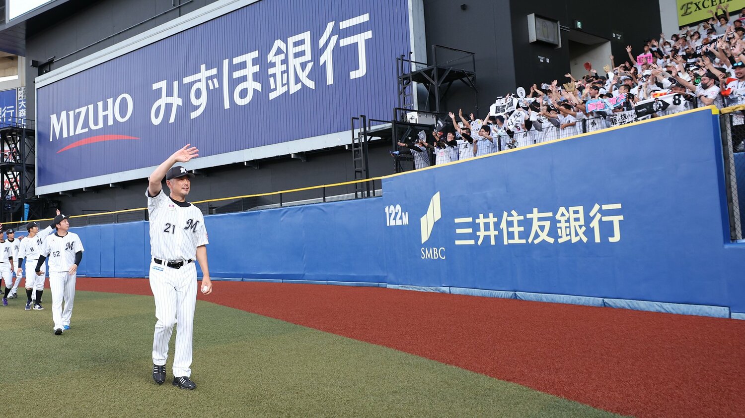 マリーンズファンの歓声に応える吉井監督　©︎Chiba Lotte Marines