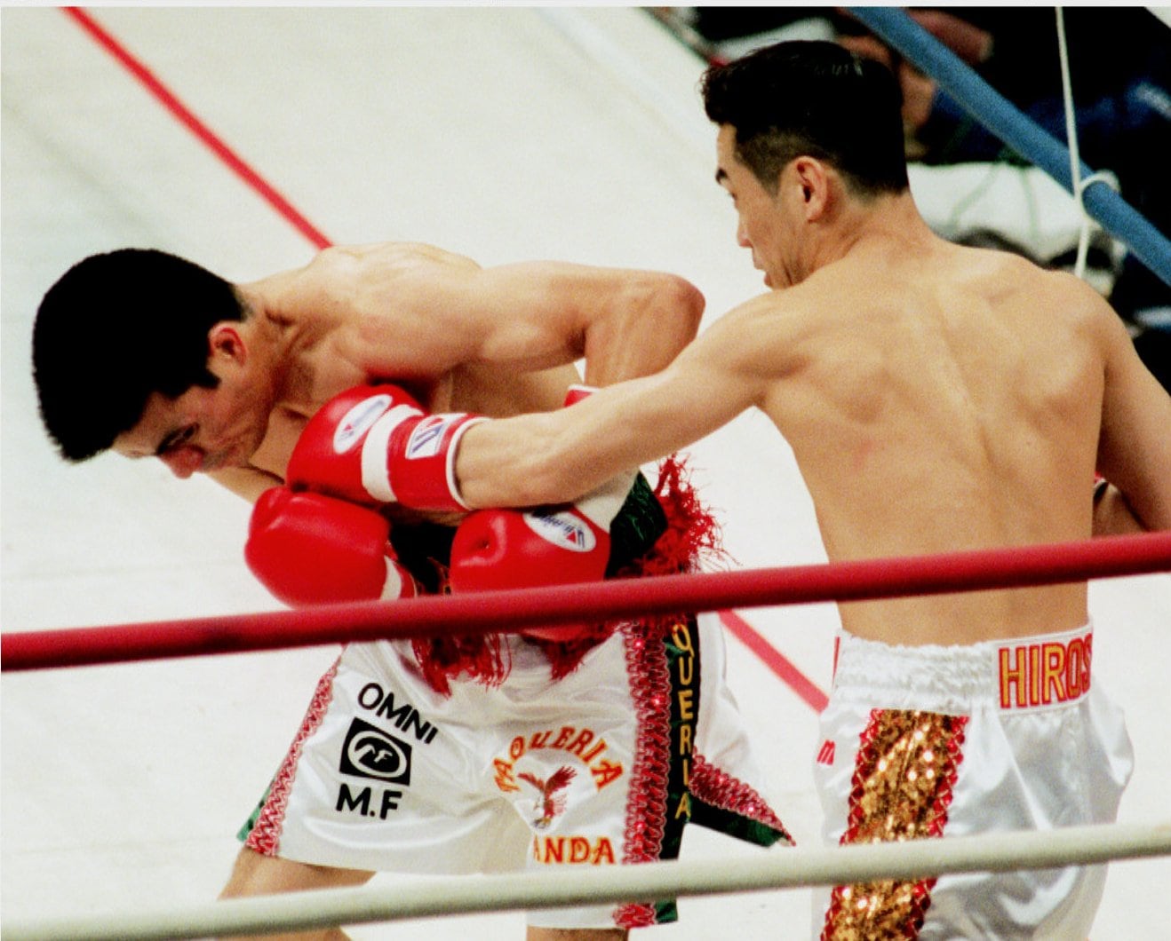 1996年4月 WBC世界スーパーフライ級王座の防衛戦でセシリオ・エスピノに左フックを放つ川島 ©KYODO