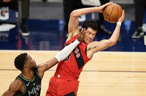 【写真】「今季最高」の豪快ダンクから逃げなかった渡邊雄太を証明する1枚、NBAのビッグマンたちを恐れないメンタリティとは？（全4枚）