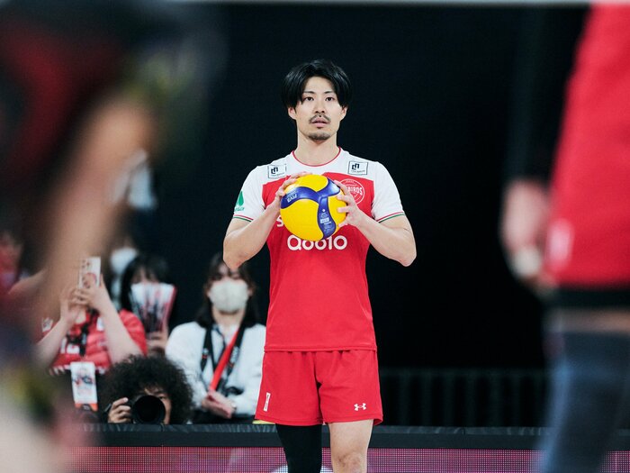 「あーすごいな」関田誠大が“後輩”石川祐希と初対決に本音…じつは今年5月に手術、男子バレー司令塔が新天地サントリーで目指すアップデートとは？＜Number Web＞ photograph by Yuki Suenaga