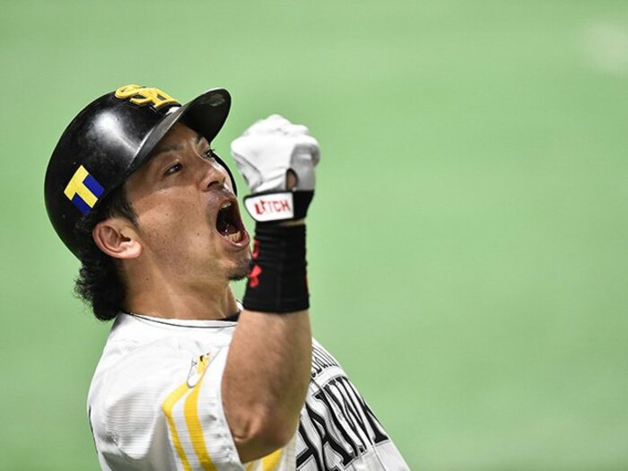 内川不在に選手会長・松田宣浩が燃!盤石SBを象徴する2人のリーダー像。<Number Web> photograph by Nanae Suzuki