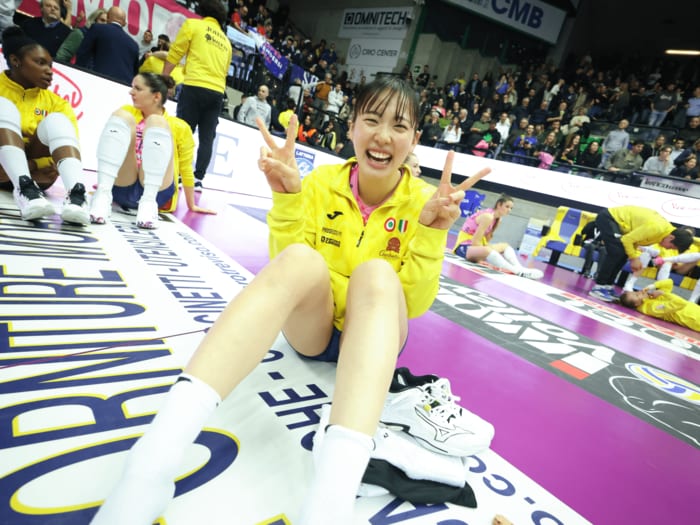 「大事な試合でいつもミス…」マジメすぎるセッター関菜々巳(25歳)の“呪縛”を解放したスター軍団の深い愛「アイラブユー!セナは愛されているよ」<Number Web> photograph by Takahisa Hirano