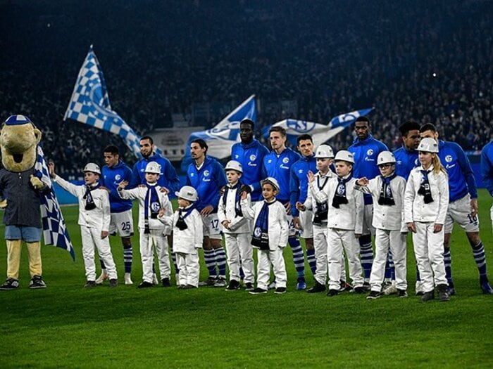 内田や柳沢が感じる日本と海外の差。シャルケはなぜ炭鉱に敬意を示すか。＜Number Web＞ photograph by Getty Images