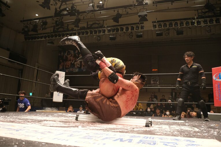 蛍光灯で殴り合い、大流血して…メキシコ人デスマッチファイター「もっと日本にいたい」ビオレント・ジャックの切実な思い「外国人がって…でも、ここがオレの家」(51)