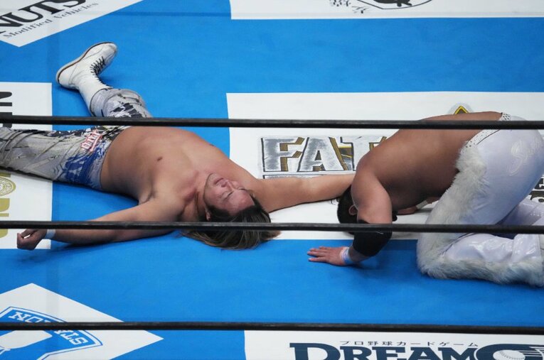 フォール勝ちした海野翔太はリングで大の字の棚橋弘至に感謝する。4月5日、両国国技館 ／ photograph by Essei Hara