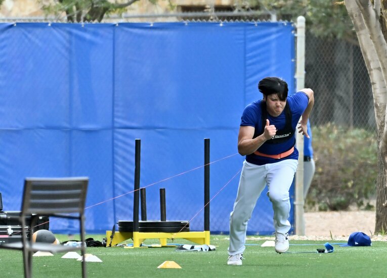 器具を使いトレーニングする姿　©JIJI PRESS