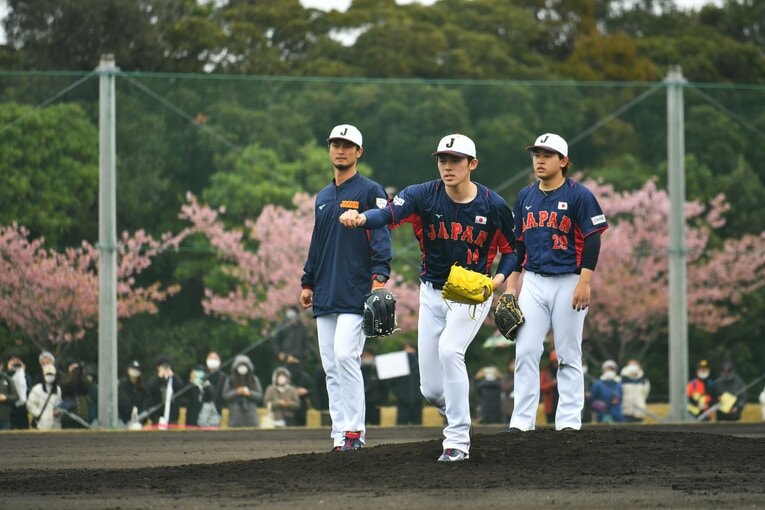 ダルビッシュと一緒に練習に取り組む佐々木、宮城　©Hideki Sugiyama