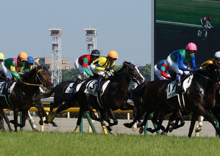 ダービーでのイスラボニータ（中央）