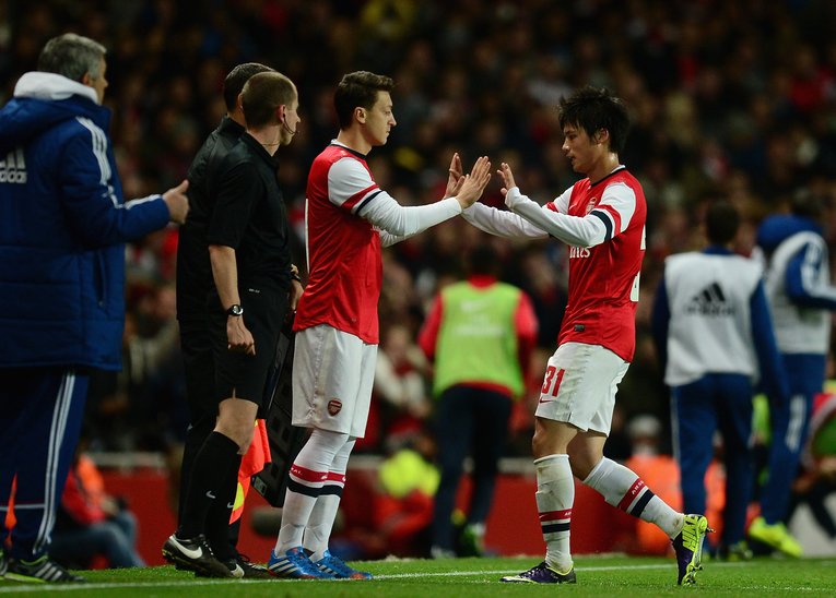 元ドイツ代表MFエジルと交代する宮市（2013年）©︎Getty Images