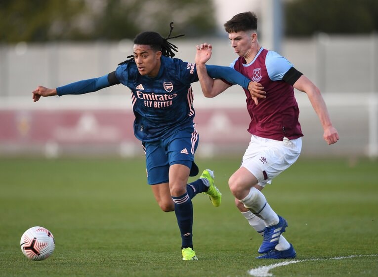 アーセナルとウェストハムU-18の対戦。ロンドンでは育成世代時点で競争が熾烈だ　©Getty Images