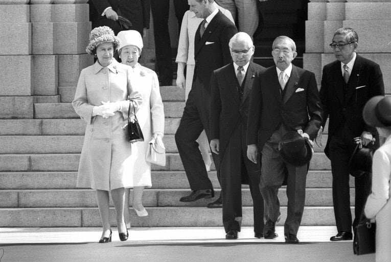 来日時に昭和天皇と　©BUNGEISHUNJU