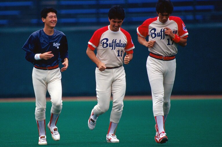 近鉄時代の吉井氏（中央）　©Sports Graphic Number