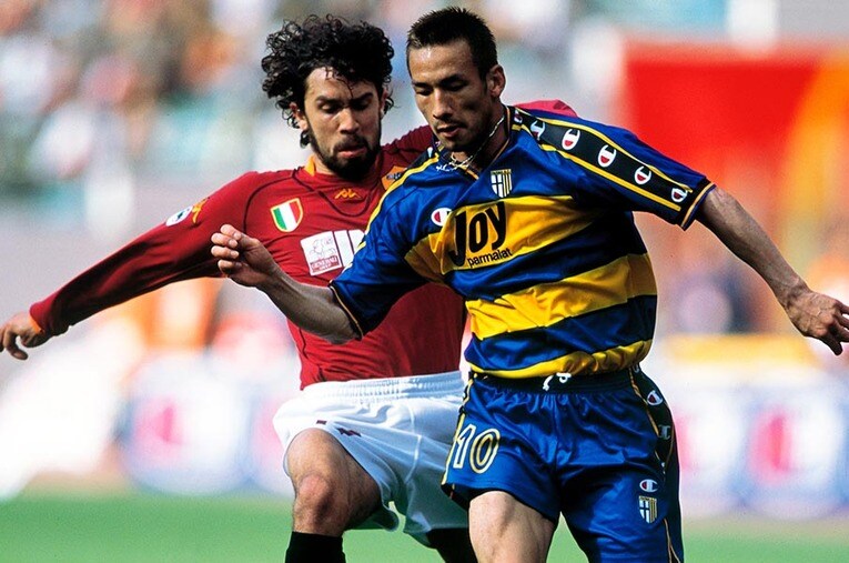 パルマ時代の中田英寿とデュエルするトンマージ。政治家転身した今の姿は？ ／ photograph by Shinichiro Kaneko/AFLO