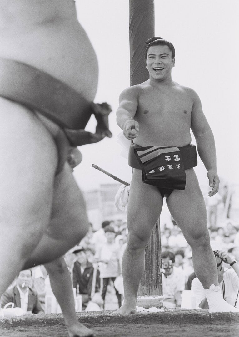 地元の子供たちに稽古をつける千代の富士　©BUNGEISHUNJU