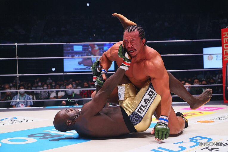 体格で上回る相手の抑え込みには終始苦戦を強いられた　©RIZIN FF