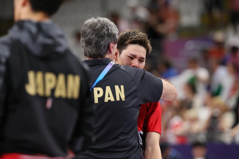 イタリア戦敗戦後、涙の西田有志とハグするブラン前監督　©JMPA