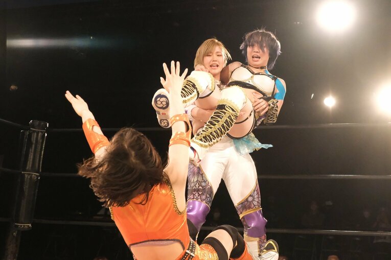 皇希とのコンビネーションで澄川にキックを繰り出す松井