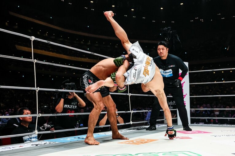シェイドゥラエフのボディスラム（4枚目／全7枚） ©RIZIN FF Susumu Nagao