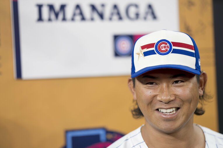 オールスター前日、記者陣の質問に笑顔で答える今永昇太　©Getty Images