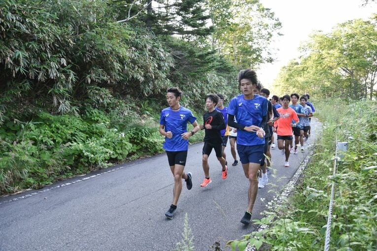 帝京大学駅伝部、ナゾの“はっぴ組”とは？ 「布団の上げ下ろし、食事の配膳もする」“バイト”ランナー(7) ／ photograph by Satoshi Wada