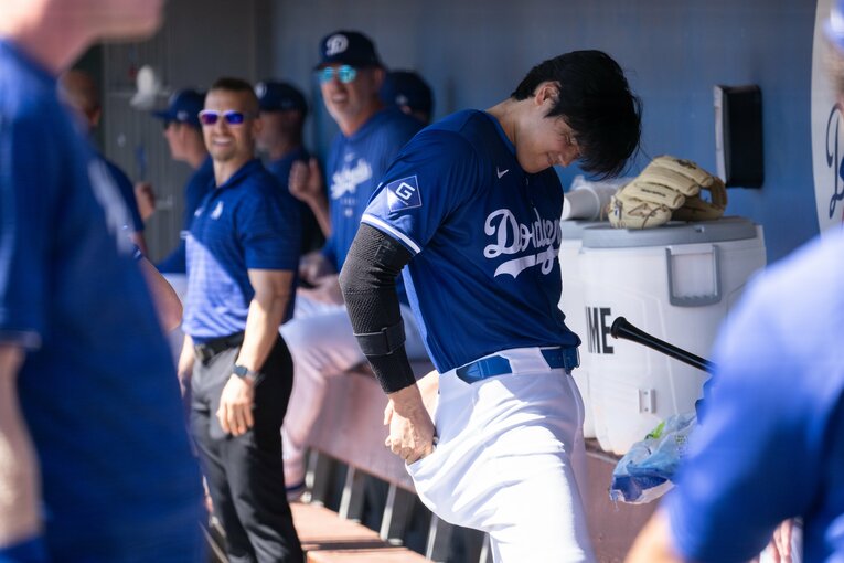 お尻のポケットにバッティンググローブがなかなか入ら…ない！　©Nanae Suzuki