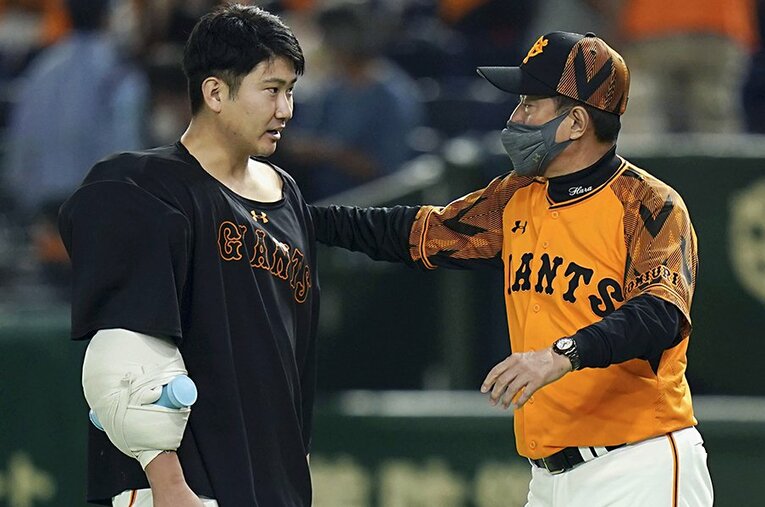 10月6日、DeNAに勝利し、原監督（右）と言葉を交わす巨人・菅野。開幕から13連勝、通算100勝を挙げた ／ photograph by KYODO