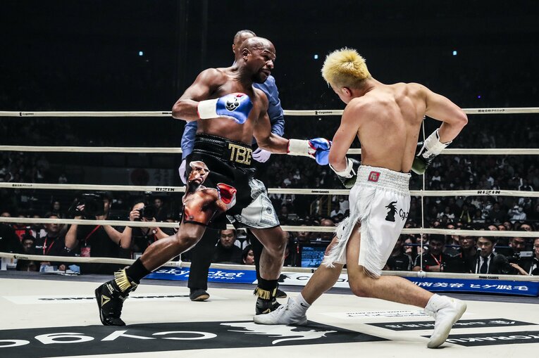 必死に反撃を試みる那須川だが、パワーの差は明白　©RIZIN FF Susumu Nagao