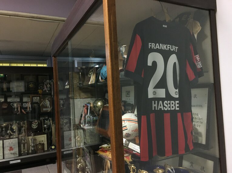 藤枝東高校に飾られるOB長谷部誠のユニフォーム　©︎Takahito Ando